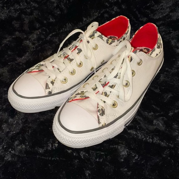 White Converse shoes - Picture 2 of 5